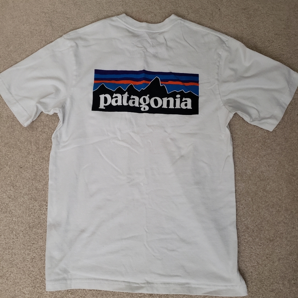 Patagonia P6 logo tshirt w front pocket